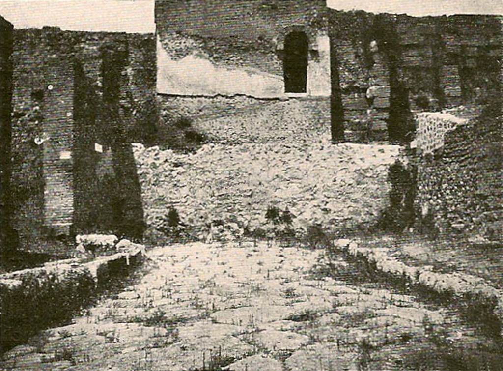 Pompeii. Street Altar at the north end of the Via di Mercurio. Early 1920s.