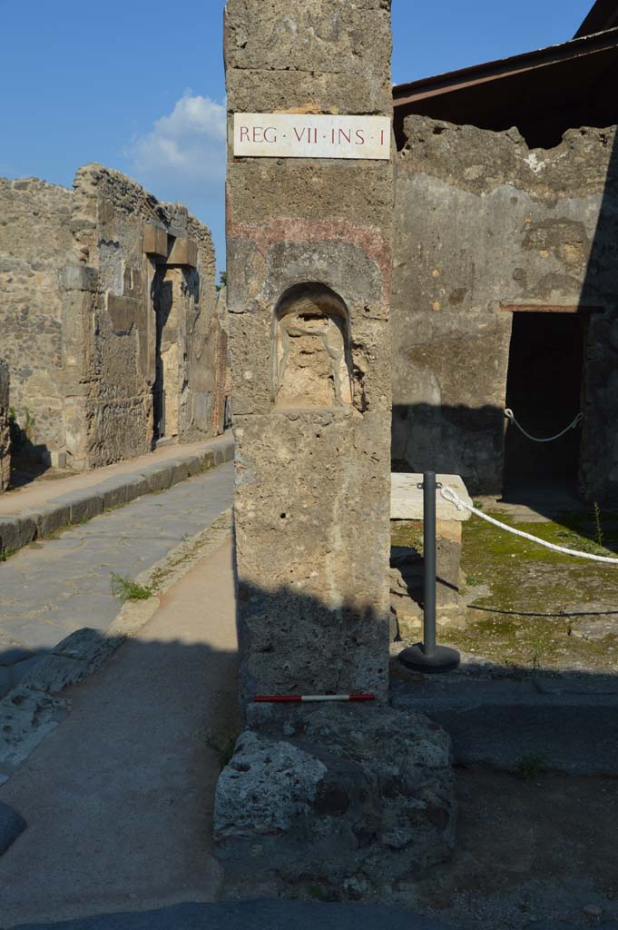 Street altar at VII.1.42 Pompeii. October 2018. Looking east with detail of altar.
Foto Taylor Lauritsen, ERC Grant 681269 DÉCOR.
