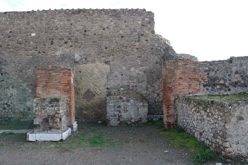 VII.9.4, Pompeii. December 2108. Looking towards altar on east side of Forum. Photo courtesy of Aude Durand. 