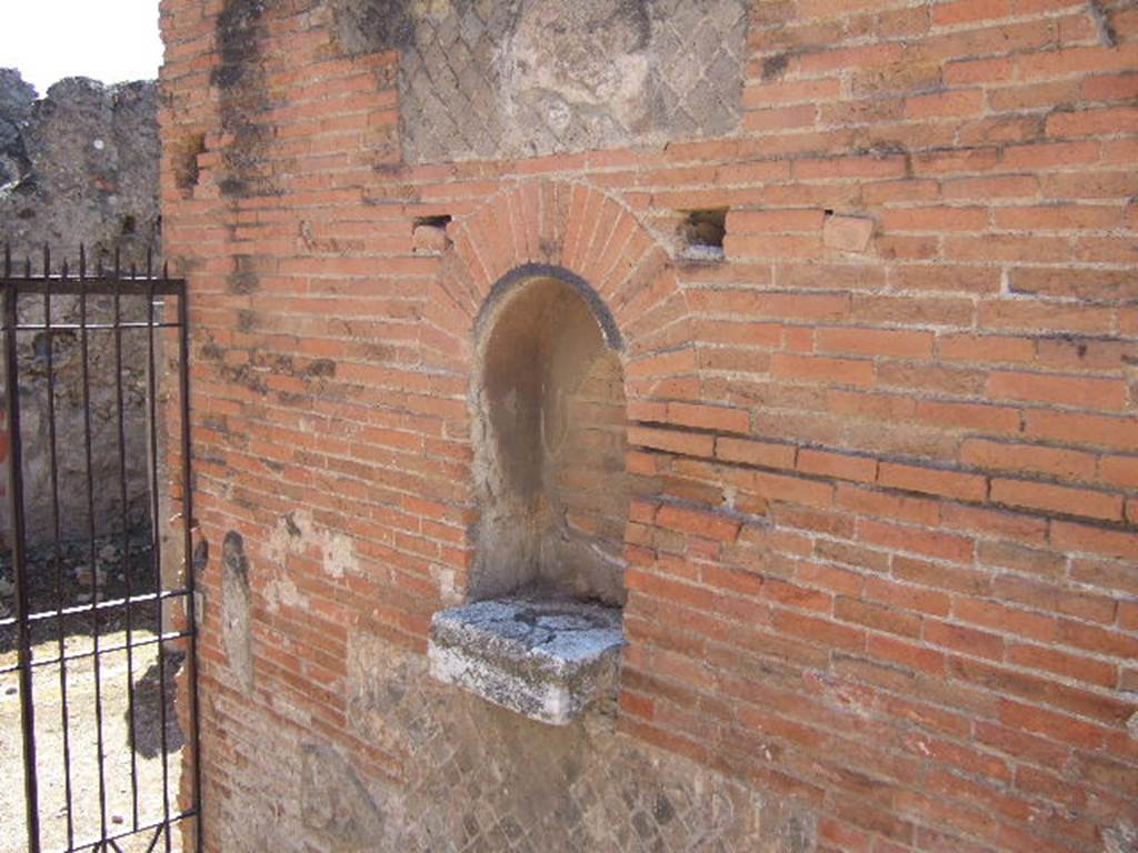 VII.9.42 Pompeii. September 2005. Street altar at south entrance of Macellum 