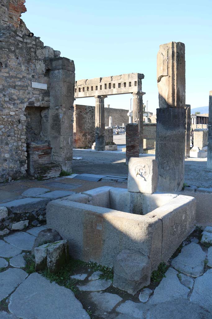 Outside VIII.2.11, Pompeii. December 2018. 
Fountain and street altar in Via delle Scuole on south side of Forum. Photo courtesy of Aude Durand.
