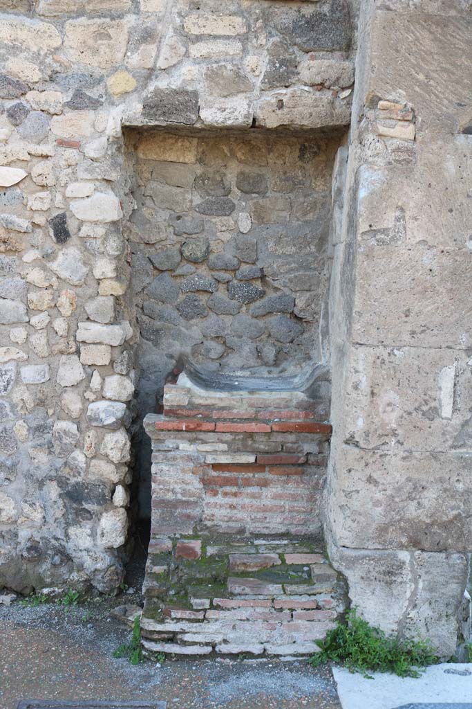 Outside VIII.2.11 Pompeii. August 2021. 
Looking west to street altar at corner of Via delle Scuole.
Foto Annette Haug, ERC Grant 681269 DÉCOR
