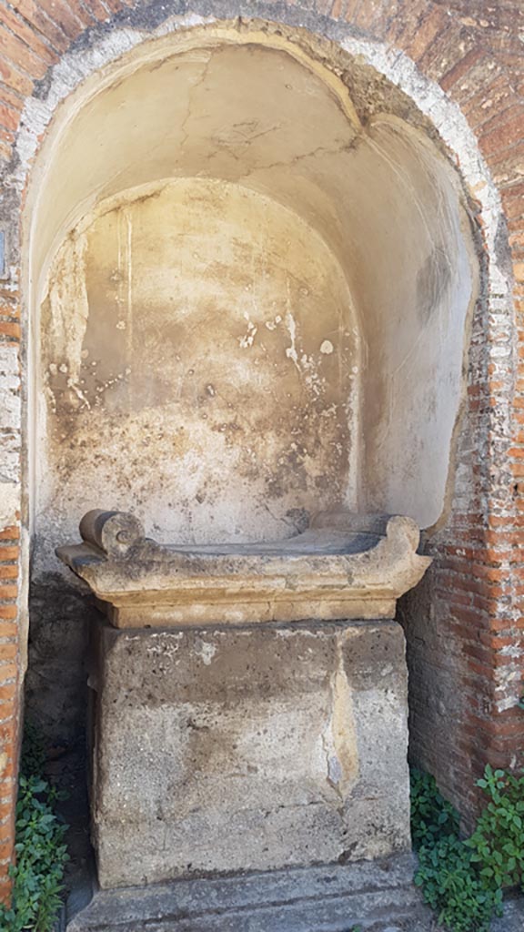 VIII.2.25 Pompeii. October 2020. Street altar on south side of Vicolo della Regina.
Photo courtesy of Klaus Heese.

