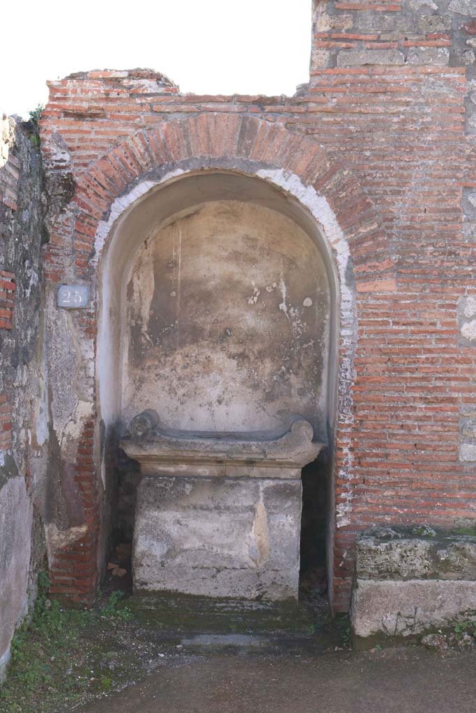 VIII.2.25 Pompeii. January 2017.  Street altar, looking south.
Foto Annette Haug, ERC Grant 681269 DÉCOR.
