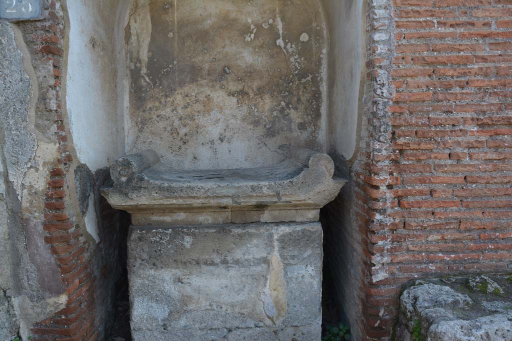 VIII.2.25, Pompeii. December 2018. Detail of street altar, looking south.  Photo courtesy of Aude Durand.

