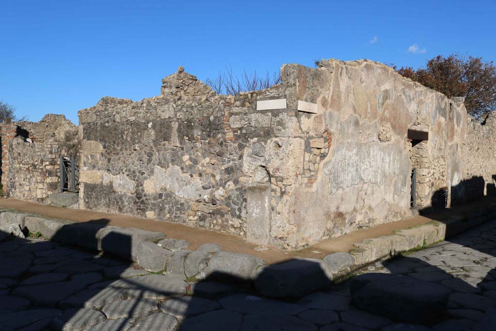 Street Altar at VIII.3.18/17, Pompeii. December 2018. Photo courtesy of Aude Durand.
Looking north-east at junction of Via delle Scuole, on left, and Vicolo della Regina, on right.

