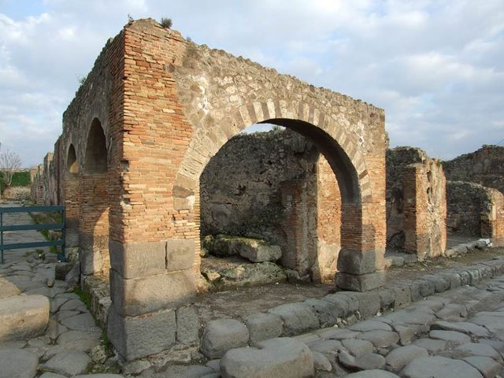 IX.2.1 Pompeii. September 2005.  An arcade of three arches containing a street altar