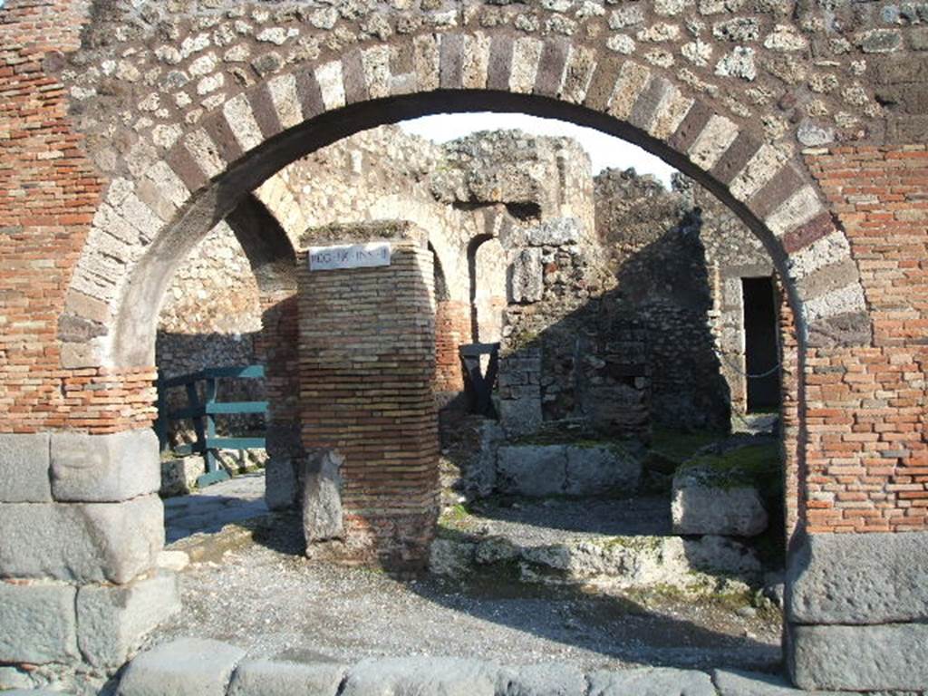 IX.2.1 An arcade of three arches containing street altar. September 2005. Looking east from Via Stabiana.