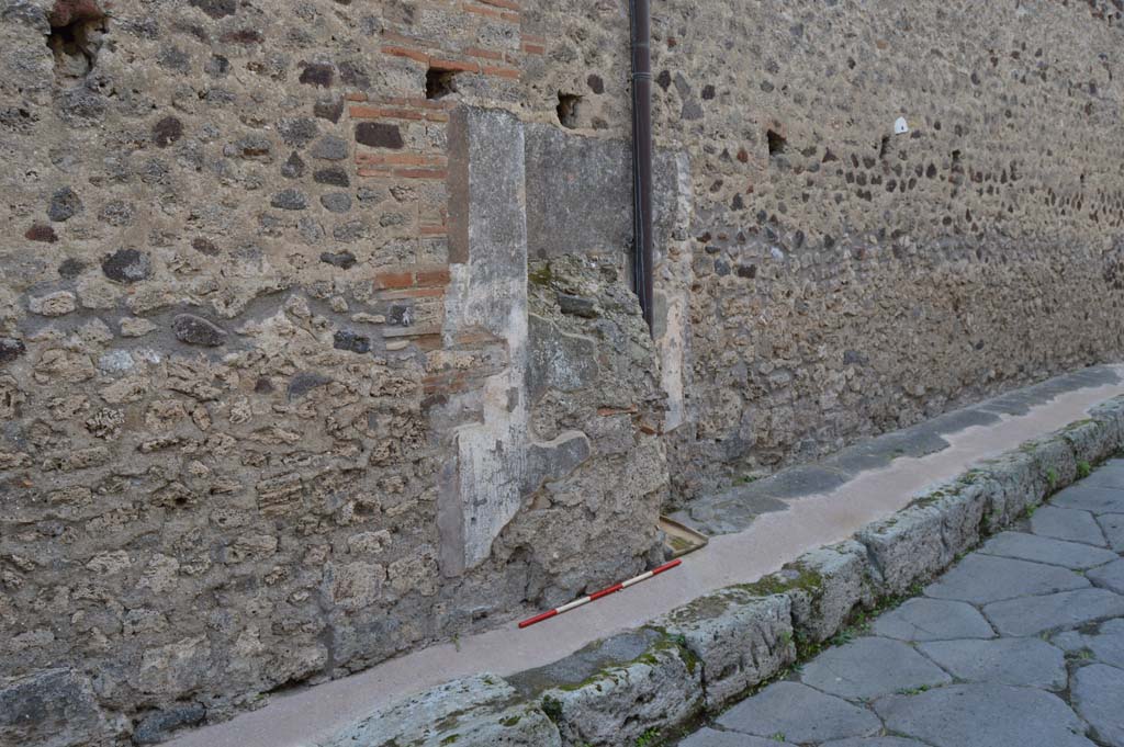 IX.2.19, Pompeii. October 2018. Looking north along west wall on Vicolo di Tesmo, with painted street shrine, in centre.
Foto Taylor Lauritsen, ERC Grant 681269 DÉCOR.
