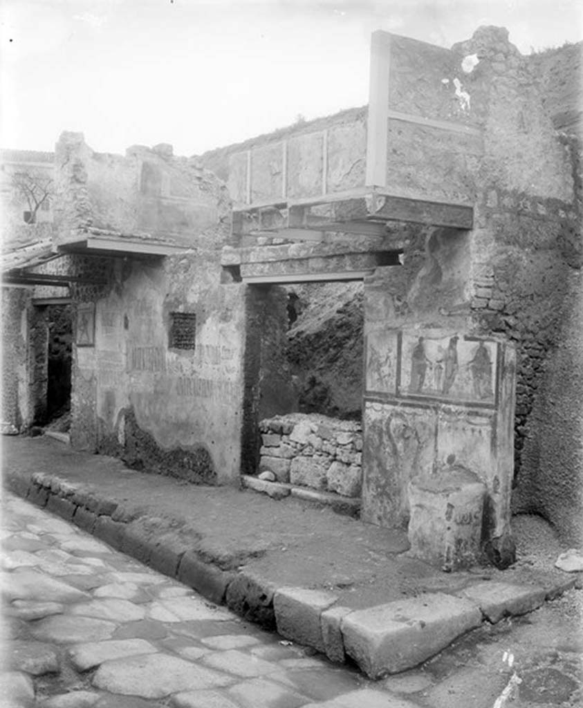 Street altar outside IX.12.7 Pompeii. Early 20th century view looking north-west on Via dell’Abbondanza.
Foto Taylor Lauritsen, ERC Grant 681269 DÉCOR.




