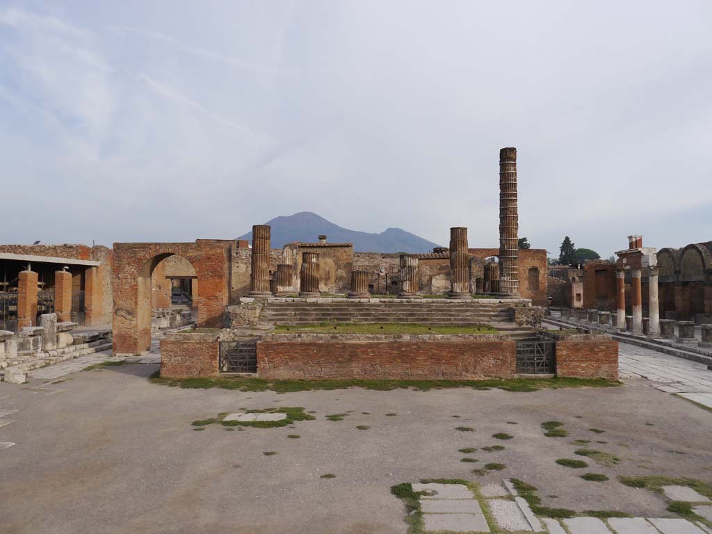 Forum looking north, September 2018. 
The remaining arch, attributed to Augustus, is still standing on the west side of the Temple of Jupiter/Giove.
Foto Anne Kleineberg, ERC Grant 681269 DCOR.

