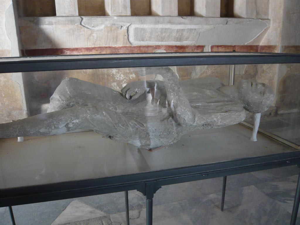 Victim numbered 15, September 2015. Display of plaster-casts in the atrium of VI.17.42.
