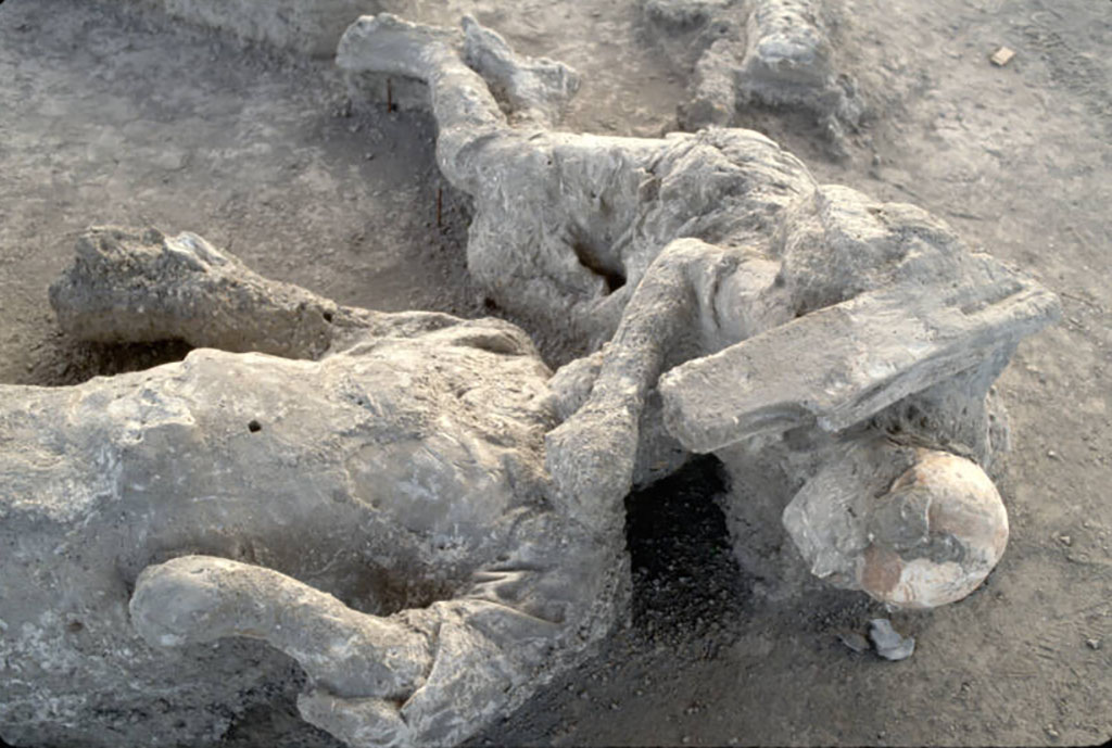 I.22.1 Pompeii, man and woman embracing.
