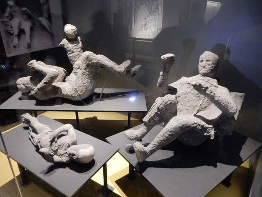 VI.17.42 Pompeii. Victims 50 to 53, May 2018. Plaster casts of fugitives found in the lower corridor, see VI.17.42, Lower and Garden, for area.
Photo courtesy of Buzz Ferebee.
