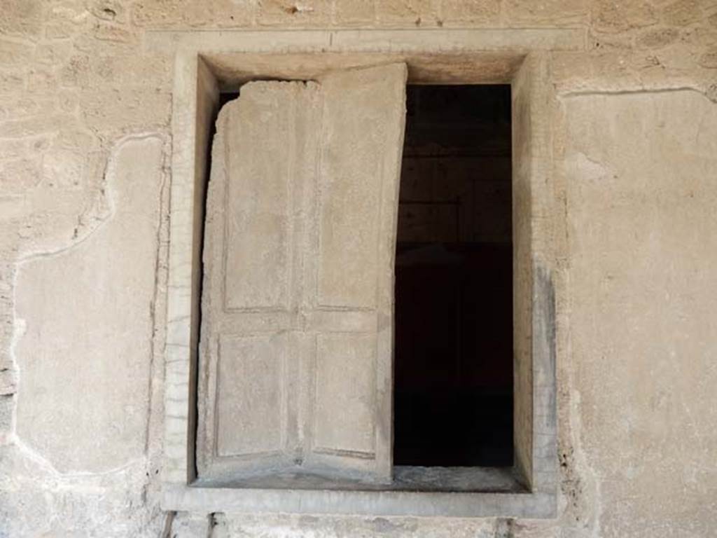 Villa of Mysteries, Pompeii. May 2015. Room 11 cubiculum, window with plaster cast of shutter. Photo courtesy of Buzz Ferebee.
