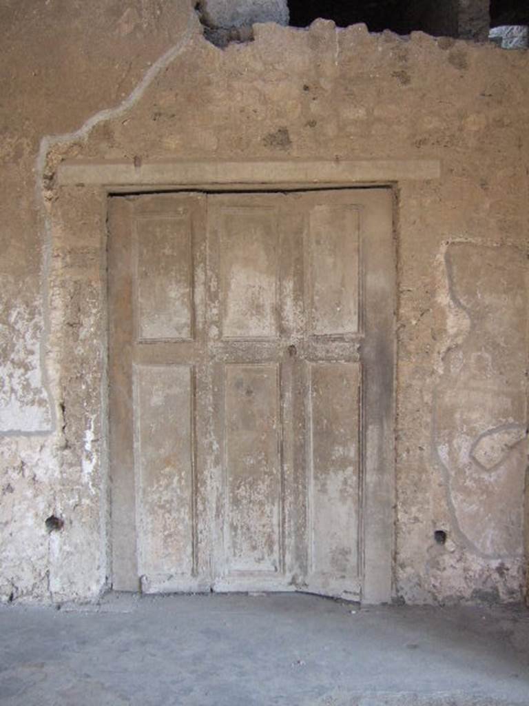 Villa of Mysteries, Pompeii. May 2006. Room 16, cubiculum. Doorway with plaster cast of shutters at south end of portico P5.