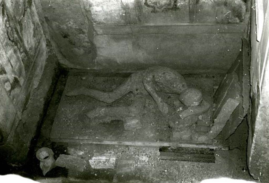 I.8.17 Pompeii. 1968. Casa dei Quattro Stili, cubiculum NE of atrium, cast of corpse from above.  (This photograph is not necessarily from Room 10, but we have included all the photos of the casts together). Photo courtesy of Anne Laidlaw.
American Academy in Rome, Photographic Archive. Laidlaw collection _P_68_14_26.  
