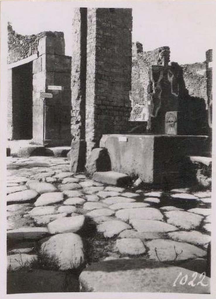 Fountain outside I.4.15 on Via Stabiana. Pre-1943 (possibly 1929?). Looking north-east. Photo by Tatiana Warscher.
See Warscher, T. Codex Topographicus Pompeianus, IX.1. (1943), Swedish Institute, Rome. (no.66).
