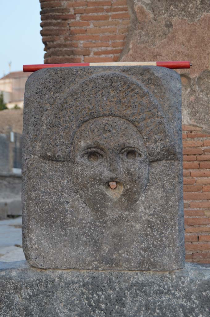 Fountain outside I.4.15 on Via Stabiana. October 2017. Relief of comedy mask.
Foto Taylor Lauritsen, ERC Grant 681269 DÉCOR.

