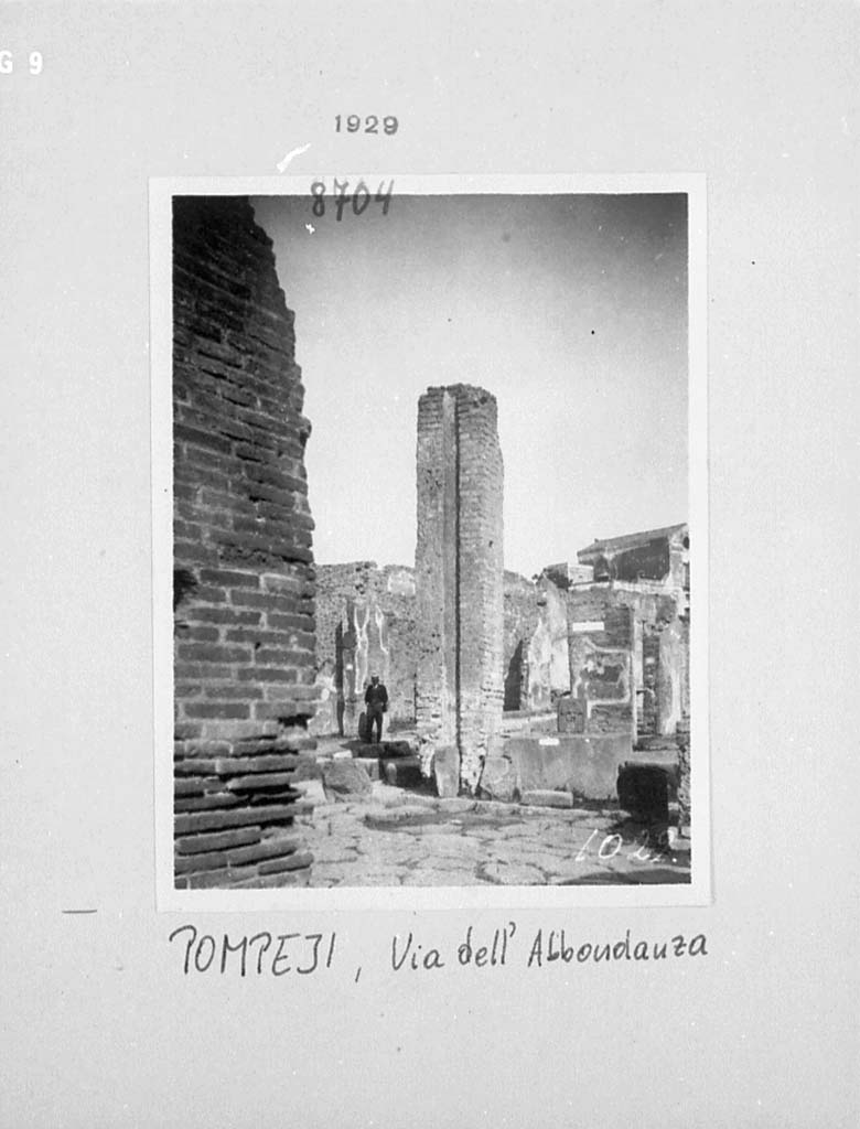 Fountain outside I.4.15 on Via Stabiana. 1929. Looking north-east across crossroads of Holconius. 
Photo by Tatiana Warscher. 
DAIR 29.8704. Photo © Deutsches Archäologisches Institut, Abteilung Rom, Arkiv. 
