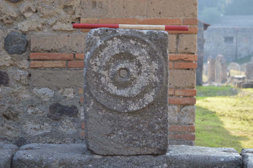 Fountain at 1.5.2, Pompeii. October 2017. Fountain head with relief of “patera” or plate
Foto Taylor Lauritsen, ERC Grant 681269 DÉCOR.
