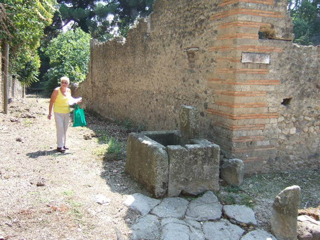 Fountain outside I.5.2, Pompeii. September 2005. 
Looking south-west from stone in road on west side of Vicolo del Citarista and south side of Vicolo del Conciapelle.
