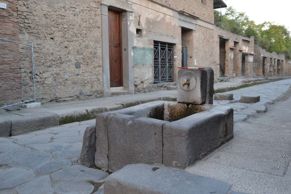 Fountain outside I.9.1 on Via dell’ Abbondanza. September 2021. Looking east. Photo courtesy of Klaus Heese.