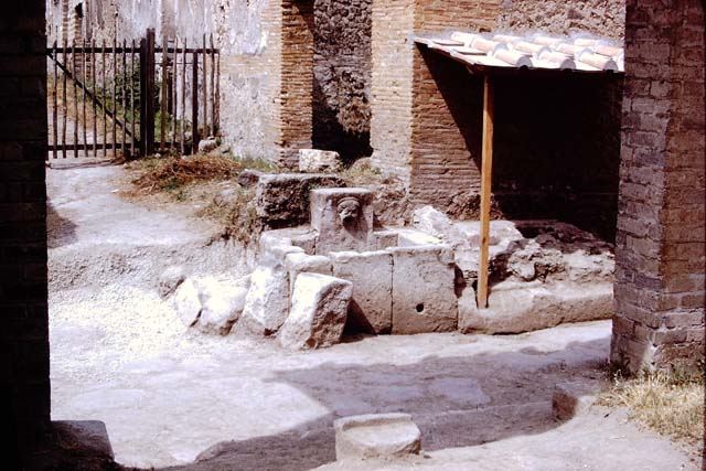 I.14 Pompeii. May 2006. Via di Castricio, looking west with I.13.10 on right.