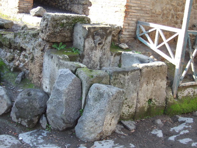 I.13.10 Pompeii.  May 2006.  Fountain on the corner of Via di Castricio and Via di Nocera.