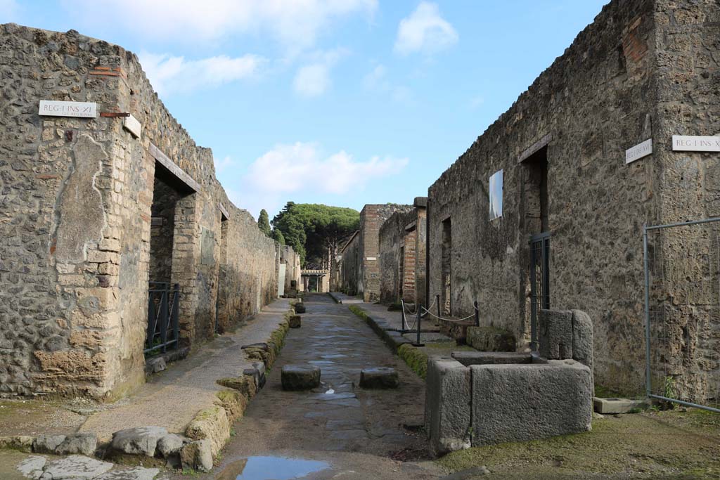 Fountain outside I.16.4 Pompeii. December 2018. Via di Castricio.
Looking east between I.11 and I.16 from junction with unnamed vicolo, on left and right. Photo courtesy of Aude Durand.

