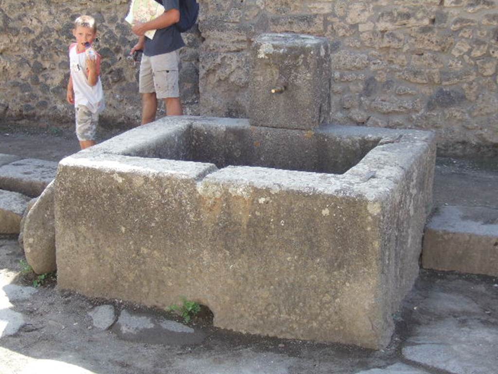 Fountain on Via dell’Abbondanza between II.1.2 and II.1.3

