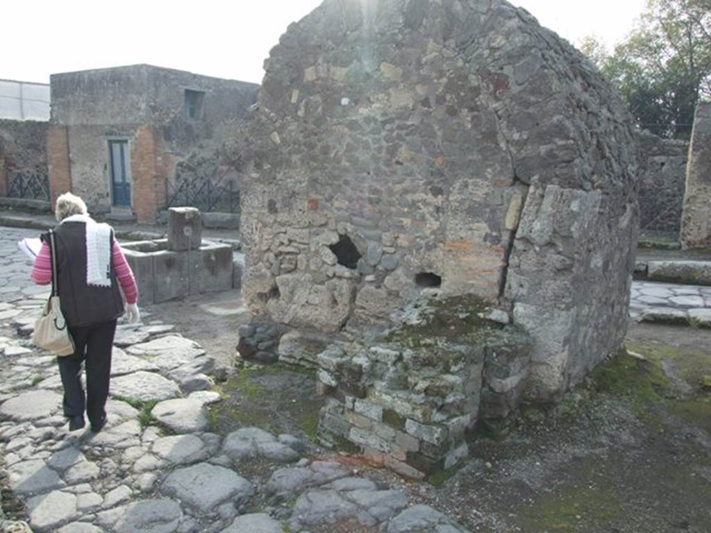 Fountain at VI.1.19  Pompeii. December 2007. Rear (east side) of public well with remains of water supply column.