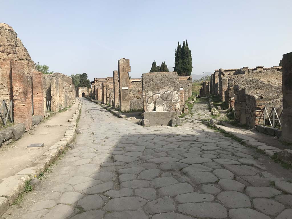 VI.1.19, Pompeii, in centre. April 2019. 
Looking north towards fountain, with Via Consolare, on left, and Vicolo di Narciso, on right.
Photo courtesy of Rick Bauer.


