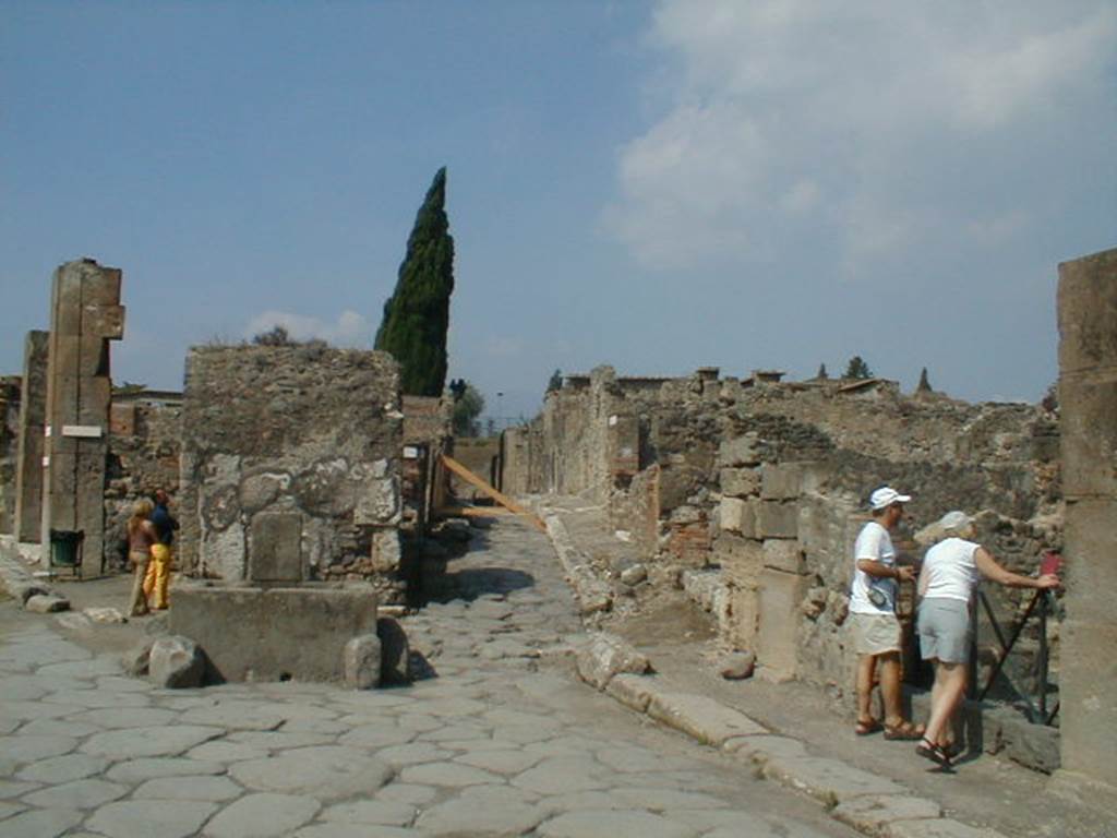 Pompeii Fountain at VI.1.19. September 2004. Looking north at junction of Via Consolare and Vicolo di Narcisso.