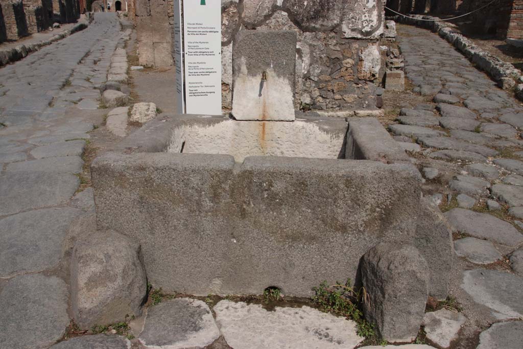 Pompeii Fountain at VI.1.19. September 2021.  
Looking north at junction of Via Consolare, on left, and Vicolo di Narcisso, on right. Photo courtesy of Klaus Heese.
