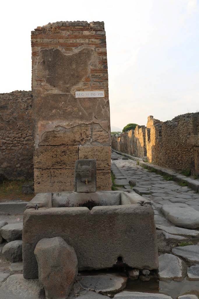 Fountain outside VI.13.7, Pompeii. December 2018.
Looking north on Via della Fortuna, with Vicolo dei Vettii, on right. Photo courtesy of Aude Durand.
