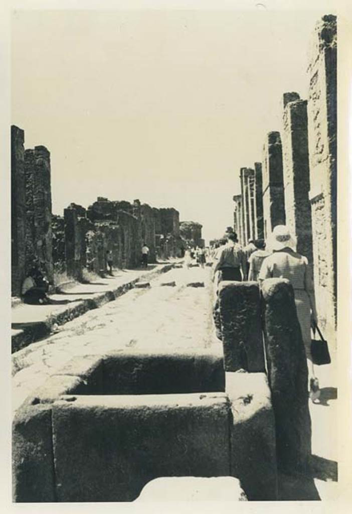 Via della Fortuna between VII.4 and VI.13. 22nd July 1961. Looking west from fountain near VI.13.7. Photo courtesy of Rick Bauer.
