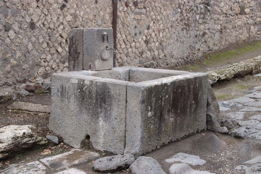 Fountain at VI.16.19, Pompeii. October 2020. Looking west on Via del Vesuvio. Photo courtesy of Klaus Heese.