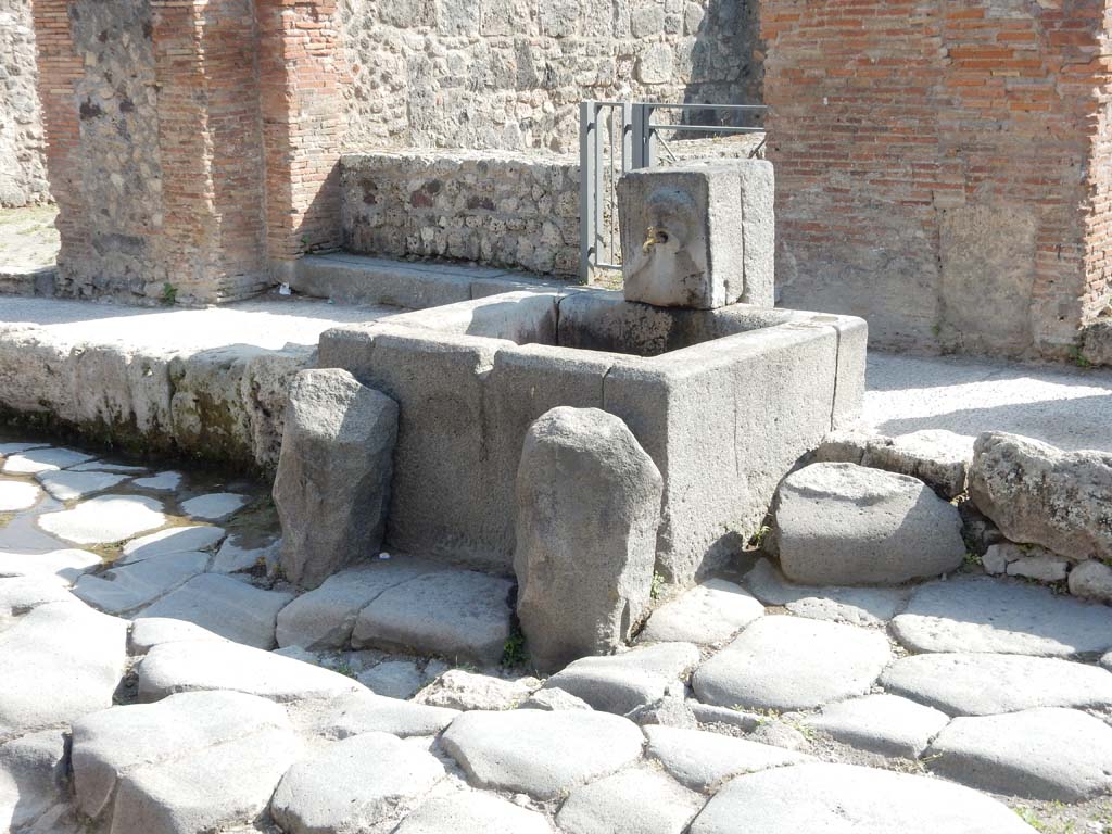 Fountain outside VII.1.32 and VII.1.33, Pompeii. June 2019. Looking west on Via Stabiana.
Photo courtesy of Buzz Ferebee.
