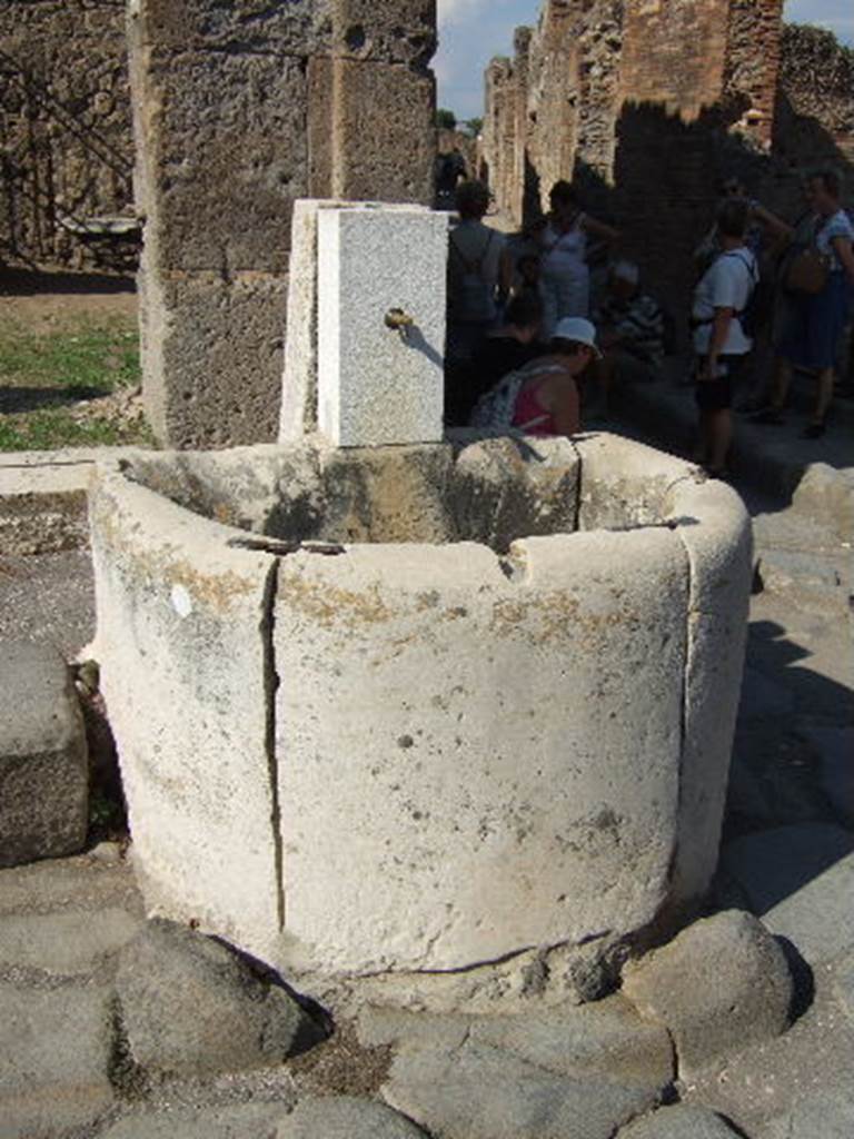 Fountain with semi-circular basin outside VII.4.32 on Via degli Augustali. September 2005.