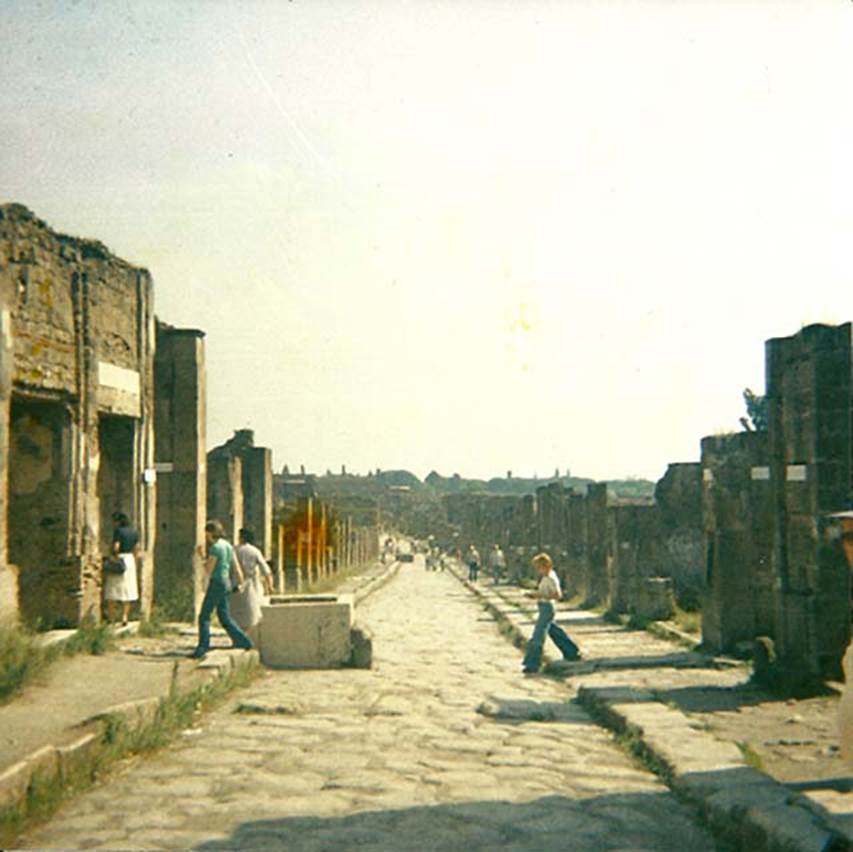 Via dell’Abbondanza, Pompeii. 1978. Looking east to fountain near VII.9.68/67. Photo courtesy of Roberta Falanelli.