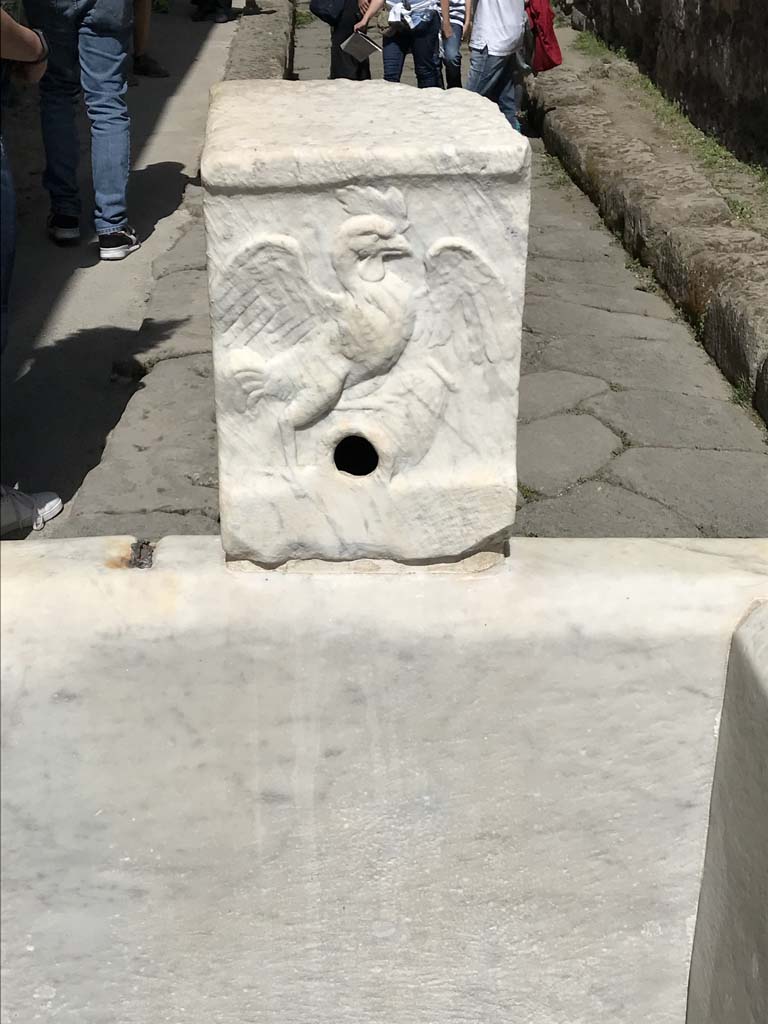 VII.15.1 Pompeii. April 2019. Fountain in Vicolo del Gallo showing relief of the Gallo (Cockerel).
Photo courtesy of Rick Bauer.
