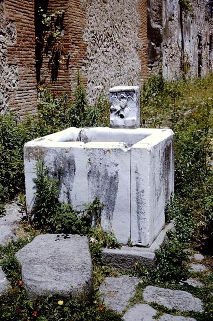 VII.15.1 Pompeii. 1964. Fountain in Vicolo del Gallo. Photo by Stanley A. Jashemski.
Source: The Wilhelmina and Stanley A. Jashemski archive in the University of Maryland Library, Special Collections (See collection page) and made available under the Creative Commons Attribution-Non Commercial License v.4. See Licence and use details.
J64f0851

