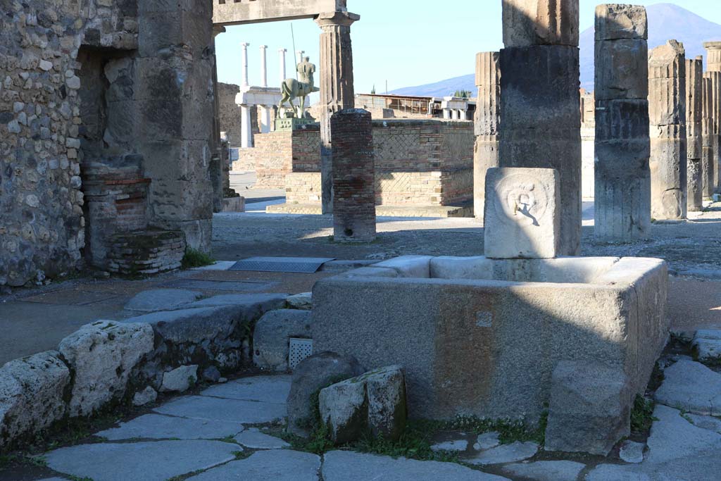 Outside VIII.2.11, Pompeii. December 2005. Looking north past fountain on Via delle Scuole, towards Forum.