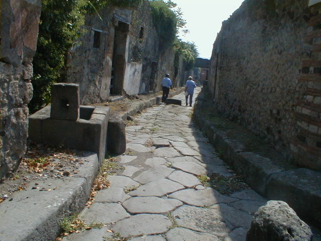 IX.7.17 Pompeii. May 2005.   Vicolo di Tesmo looking south                    IX.1