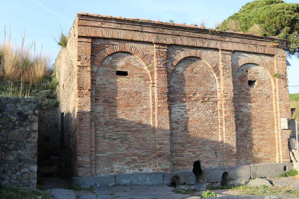 Castellum Aquae Pompeii. December 2018. South side of water tower showing arched decoration. Photo courtesy of Aude Durand.