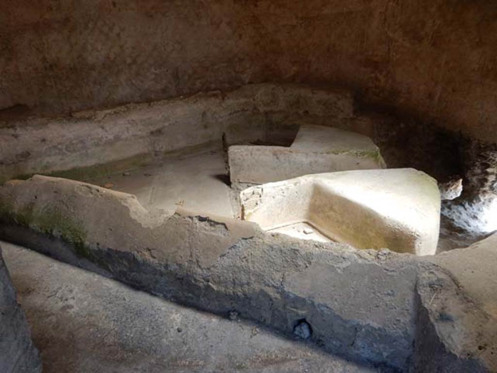 Castellum Aquae Pompeii. May 2015. 
System for channelling the water into the three different pipes.
Photo courtesy of Buzz Ferebee.
