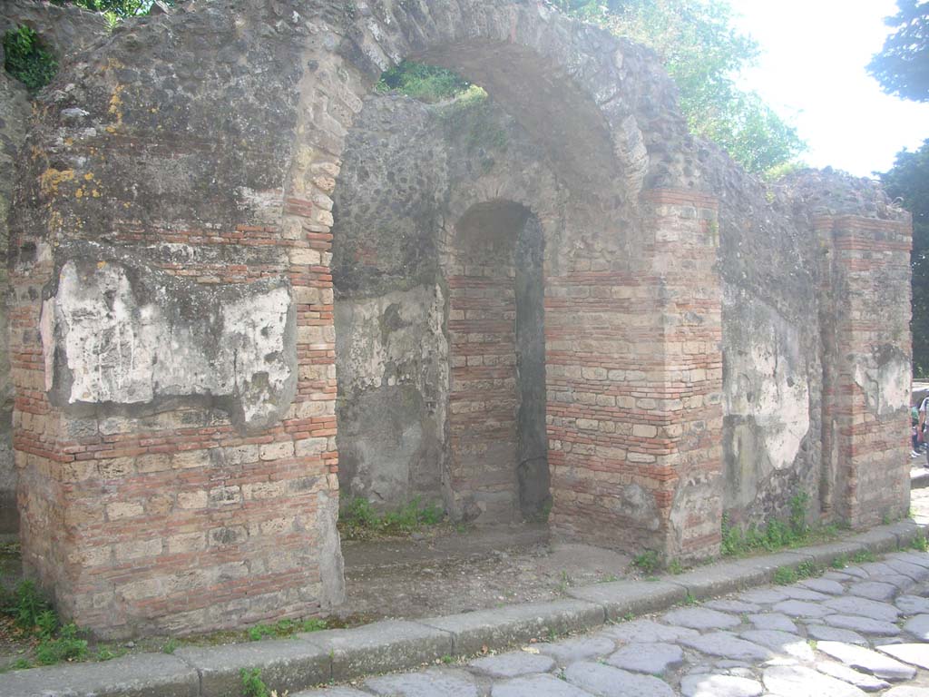 Pompeii Porta Ercolano or Herculaneum Gate. September 2021.
Looking north from inside the city, through the west side of the Gate. Photo courtesy of Klaus Heese.
