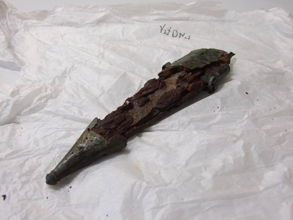 Nola Gate, Pompeii, March 2009. View from right.
Large iron knife in a bronze and wooden sheath. SAP inventory number 17047.
Found near Porta Nola in 1976.
