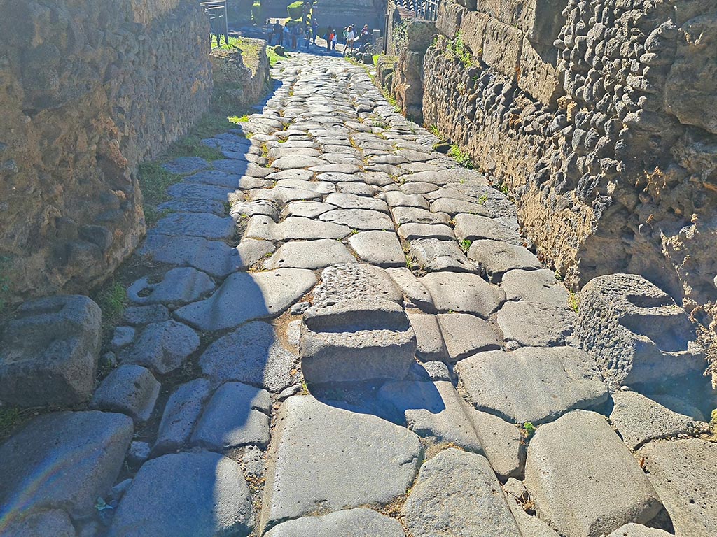 Pompeii Porta Nocera. October 2024. Looking south along Via di Nocera out through City Gate. 
Three gate post mountings can be seen on the ground under the gate and the cart ruts in the road. Photo courtesy of Giuseppe Ciaramella.
